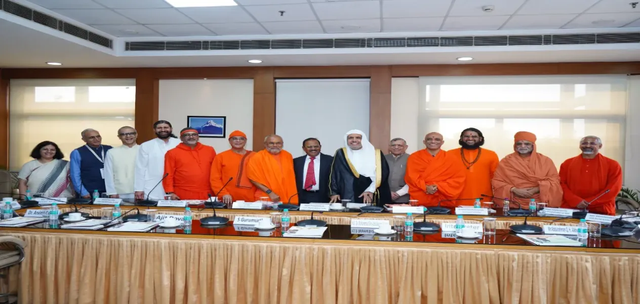 الدكتور محمد بن عبد الكريم العيسى مع مستشار الأمن القومي أجيت دوفال والقادة الدينيين خلال زيارته إلى الهند العام الماضي