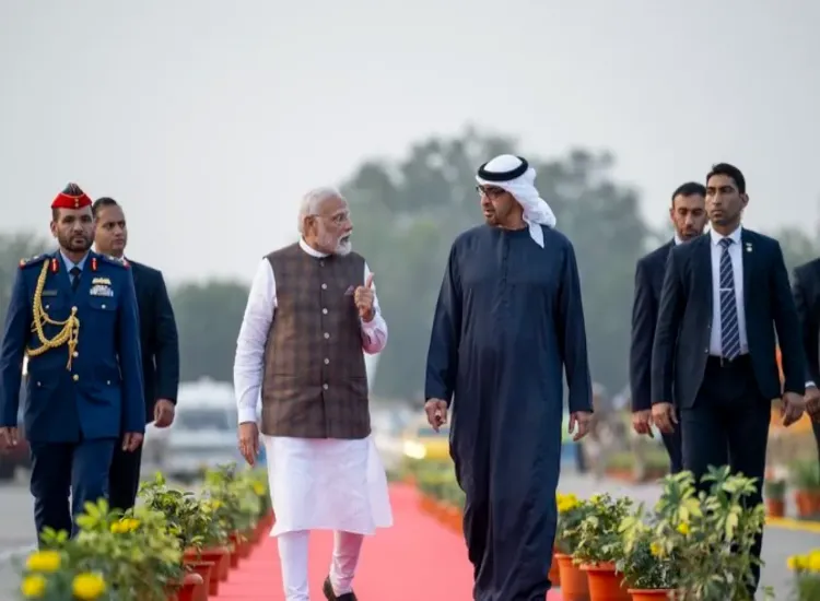 رئيس دولة الإمارات الشيخ محمد بن زايد آل نهيان مع رئيس الوزراء ناريندرا مودي خلال زيارة رسمية إلى الهند (أرشيفية)