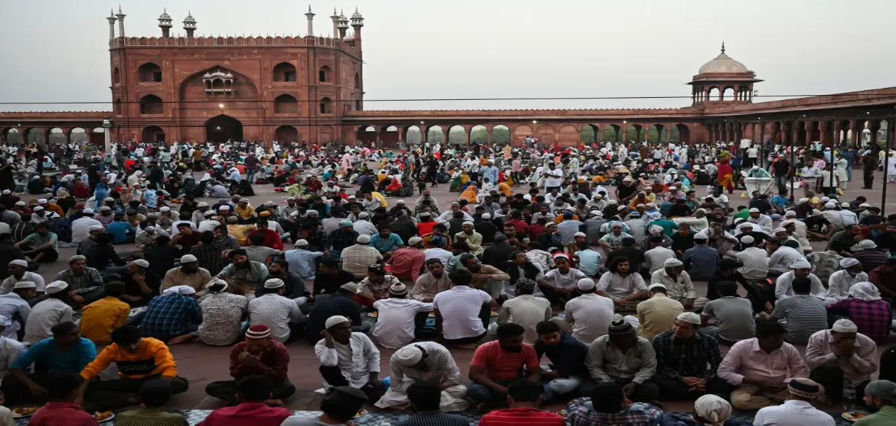 المسلمون يفطرون صيامهم في المسجد الجامع التاريخي في دلهي