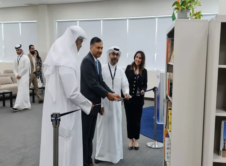 السفير الهندي لدى الكويت آدارش سوايكا يفتتح ركن الكتاب الهندي في كلية الكويت التقنية