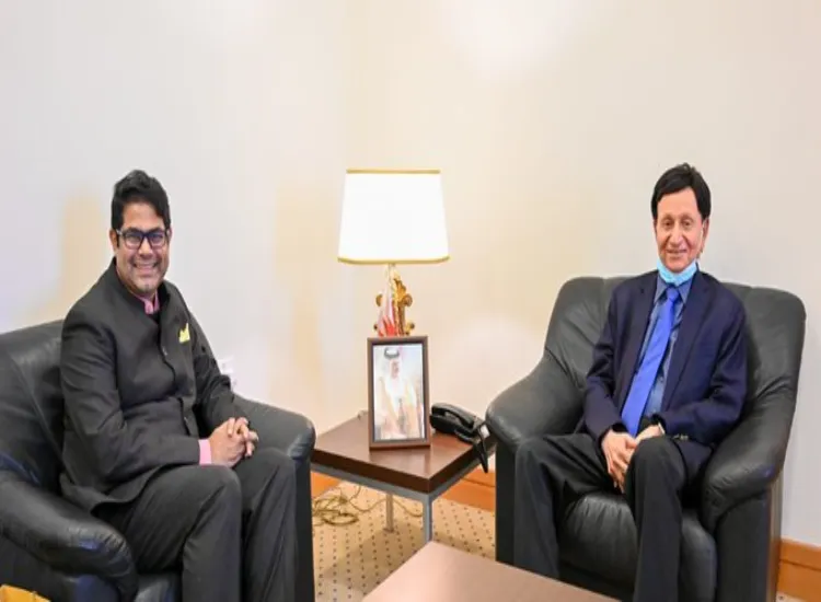 فينود كوريان جاكوب سفير الهند في مملكة البحرين مع الدكتور حسن بن عبد الله فخرو مستشار جلالة الملك للشؤون الاقتصادية