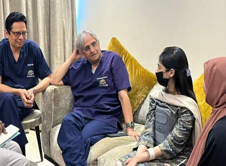 عائشة روشن ووالدتها مع الأطباء في تشيناي