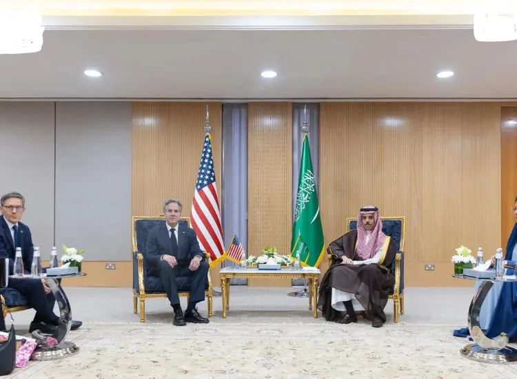 وزير الخارجية الأمريكي أنتوني بلينكن مع نظيره السعودي في الرياض