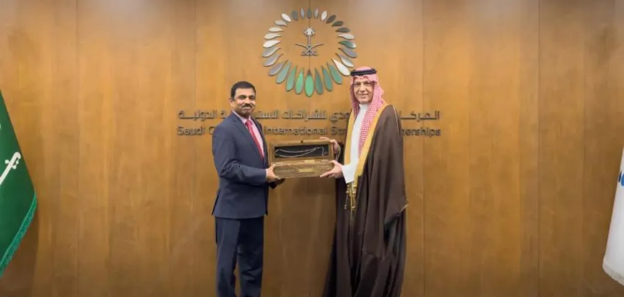 السكرتير موكتيش بارديشي مع رعد البركاتي الرئيس التنفيذي للمركز السعودي للشراكات الاستراتيجية الدولية 