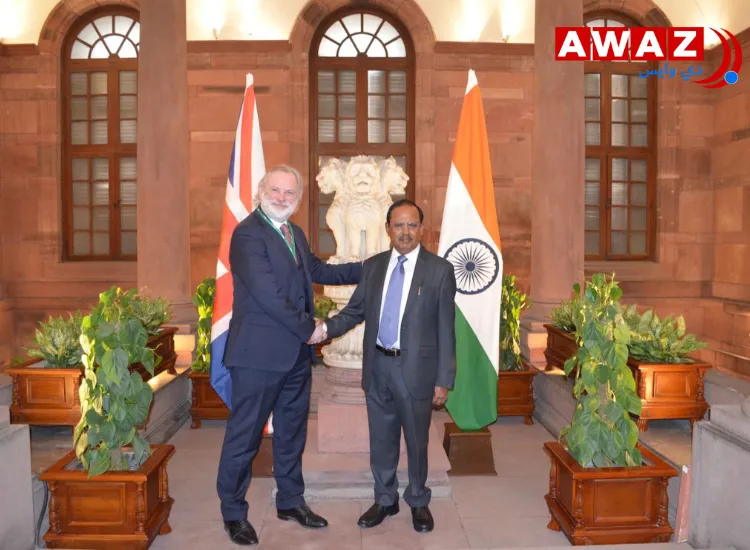 مستشار الأمن القومي الهندي أجيت دوفال مع نظيره البريطاني تيم بارو في نيودلهي
