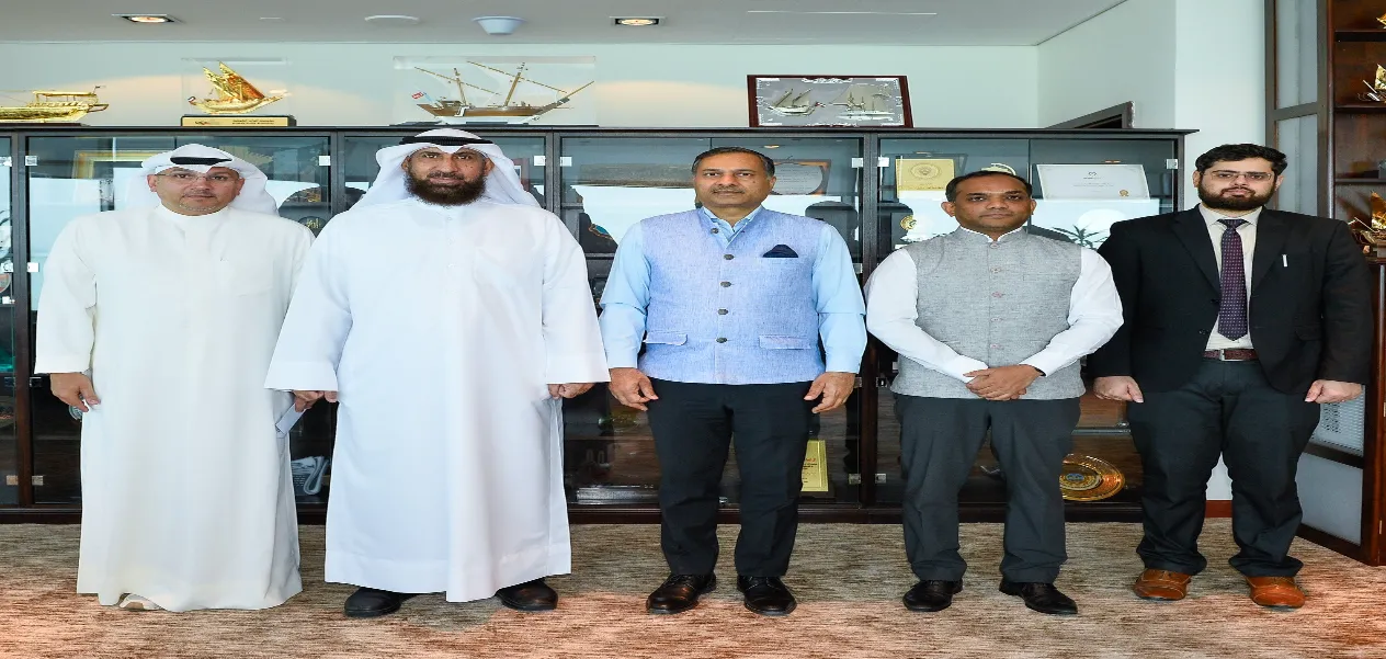 السفير الهندي بدولة الكويت الدكتور آدارش سوايكا مع الدكتور مشعان العتيبي