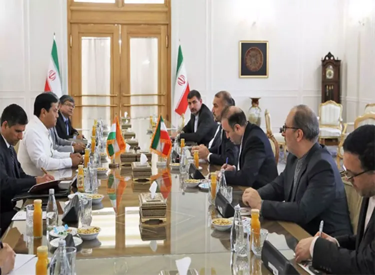 جانب من الاجتماع بين وزير الموانئ والشحن والممرات المائية الهندي سارباناندا سونوال ووزير الخارجية الإيراني حسين أمير عبد اللهيان