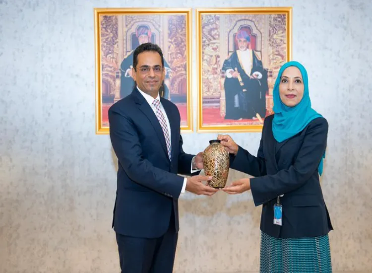 السفير الهندي لدى عُمان أميت نارانج يجتمع مع مديحة بنت أحمد الشيباني، وزيرة التربية والتعليم في عمان