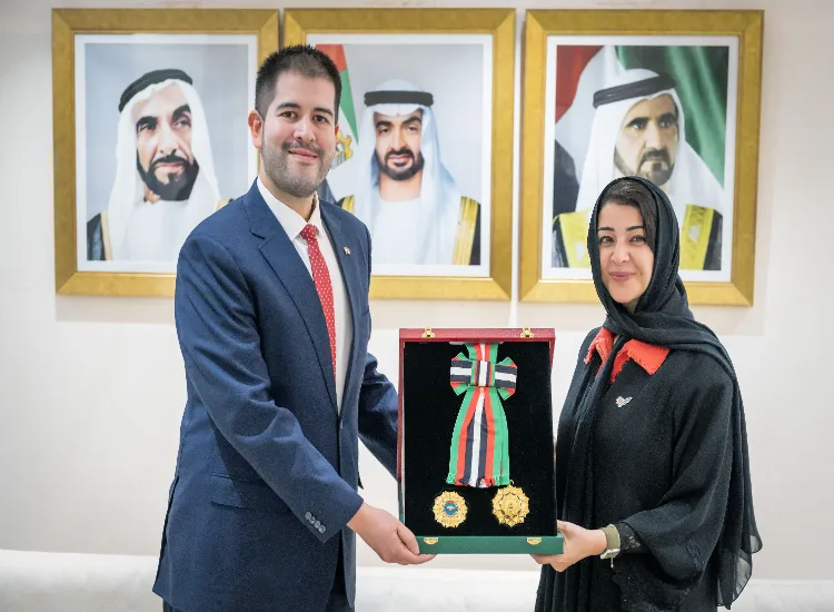 ريم بنت إبراهيم الهاشمي وزيرة دولة لشؤون التعاون الدولي تقلد سفير جمهورية الباراغواي لدى الإمارات الوسام