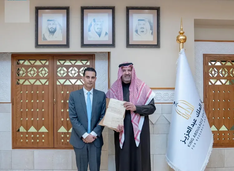 الأمير فيصل بن سلمان يتسلم وثيقة تاريخية نادرة من حفيد غلام رسول مهر
