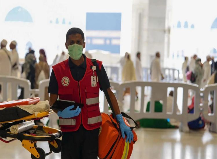 استجابة عاجلة تنقذ معتمرًا هنديًا ظهرت عليه أعراض جلطة دماغية بالحرم المكي