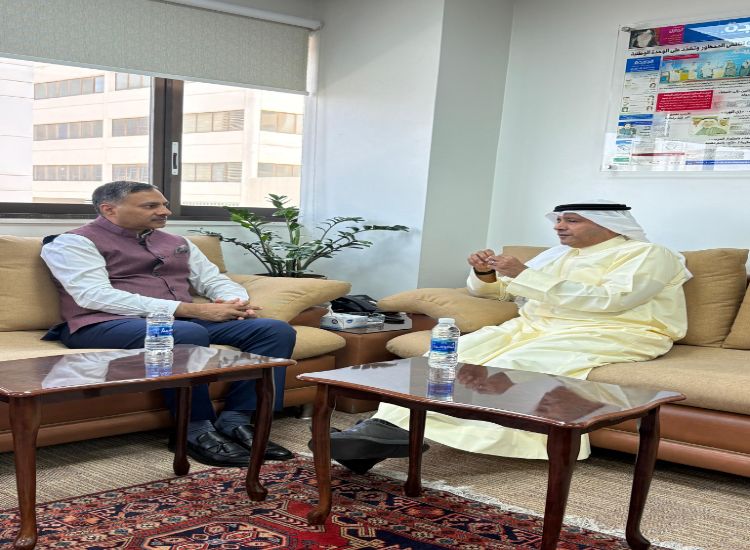 سفير الهند لدى الكويت سوايكا يجتمع مع رئيس تحرير 