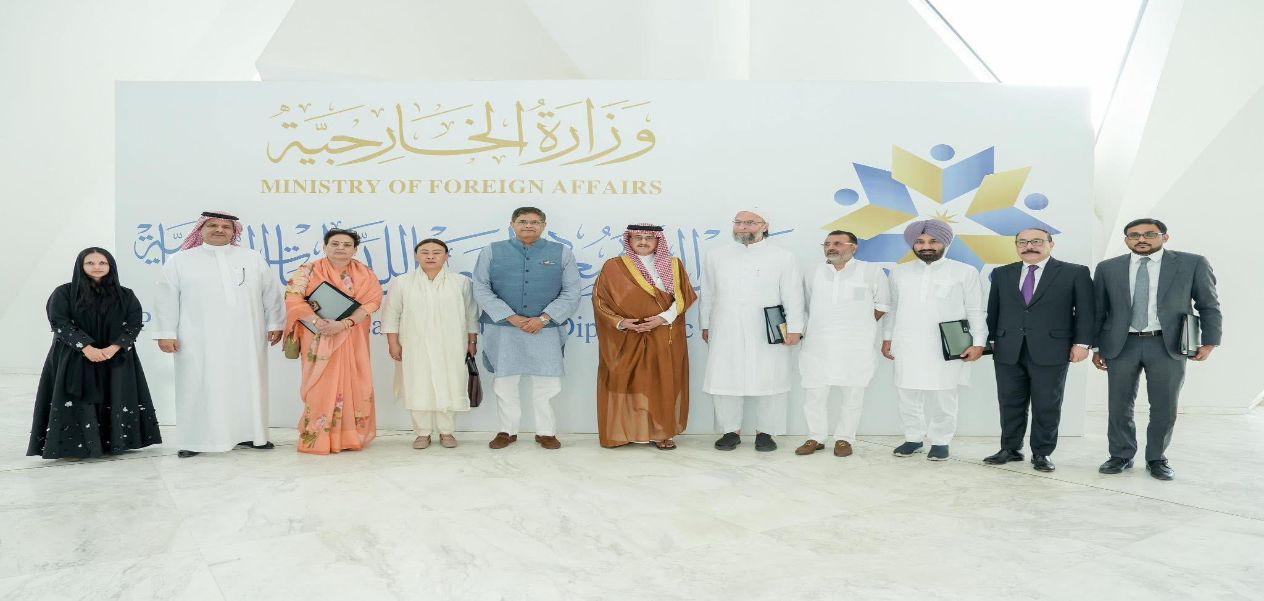 الوفد الهندي مع الدكتور مشبب بن عائض القحطاني، المدير العام لمعهد الأمير سعود الفيصل للدراسات الدبلوماسية 