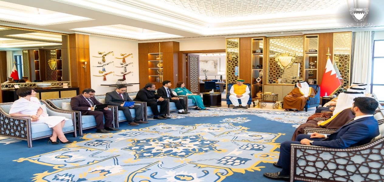 وزير العدل أرجون رام ميغوال مع الأمير سلمان بن حمد آل خليفة ولي العهد رئيس مجلس الوزراء البحريني