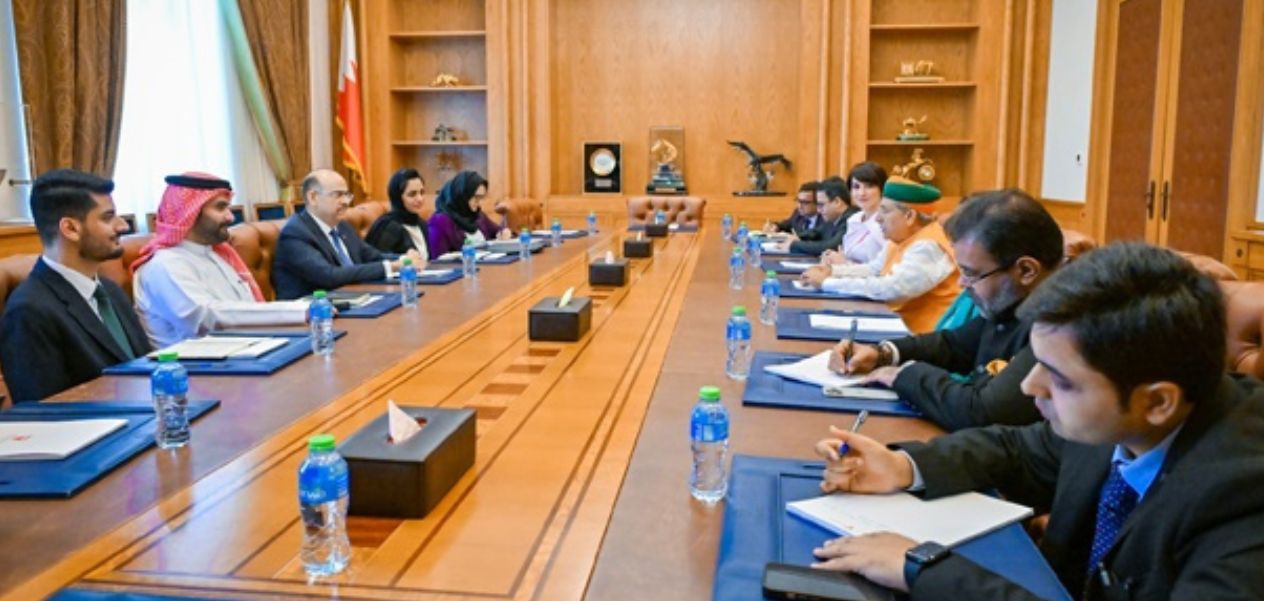 أرجون رام ميغوال ووزير الشؤون القانونية البحريني يبحثان سبل تطوير التعاون الثنائي في المجال القانوني