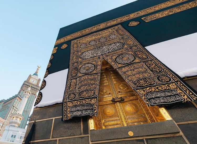 رفع كسوة الكعبة تقليد سنوي يسبق الاستعداد لموسم الحج