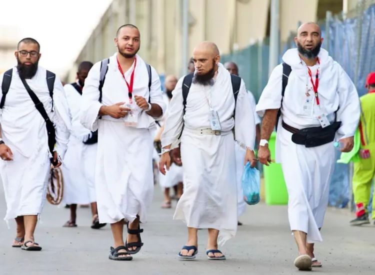 حُجاج بيت الله الحرام يتوافدون إلى مشعر منى لقضاء يوم التروية
