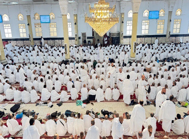 حجاج بيت الله الحرام يؤدون الصلوات في مسجد الخيف وسط أجواء إيمانية وخدمات متكاملة