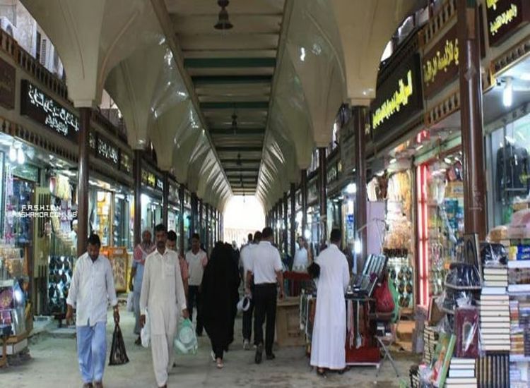 أسواق جدة التاريخية تشهد توافد الحجاج المغادرين لاقتناء الهدايا والتذكارات قبل عودتهم إلى أوطانهم