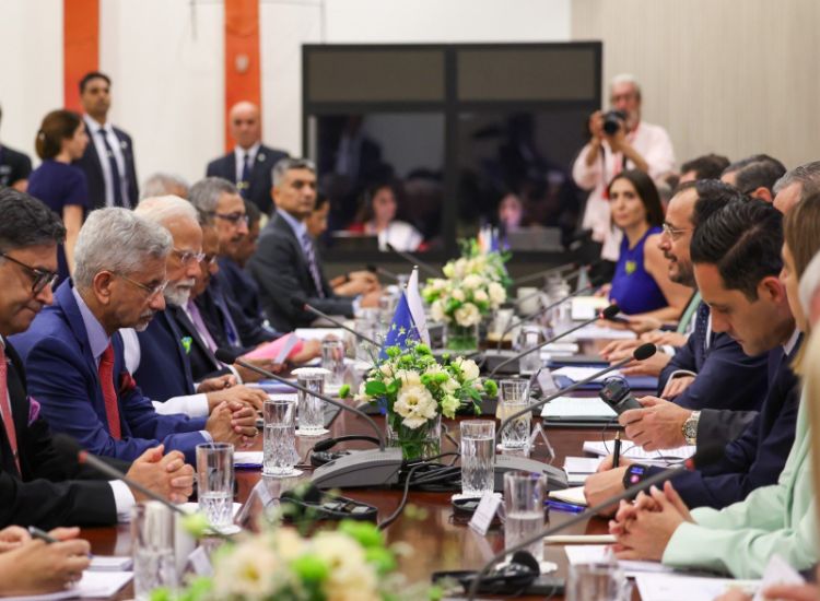 رئيس الوزراء مودي يعقد محادثات على مستوى الوفود مع رئيس قبرص