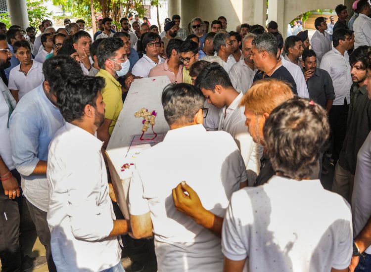 تحطم الطائرة في أحمد آباد: تحديد هوية 220 ضحية وتسليم جثامين 202 منهم إلى ذويهم