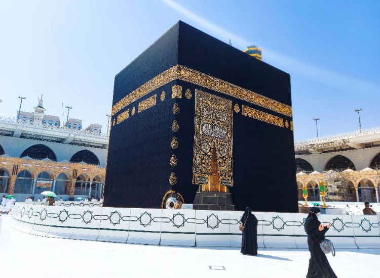 استبدال كسوة الكعبة المشرفة مع بداية العام الهجري الجديد