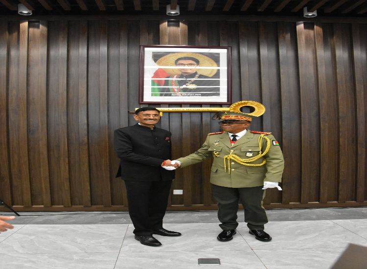 وزير الدولة لشؤون الدفاع يبحث سبل تعزيز التعاون الدفاعي الثنائي مع وزير القوات المسلحة في مدغشقر