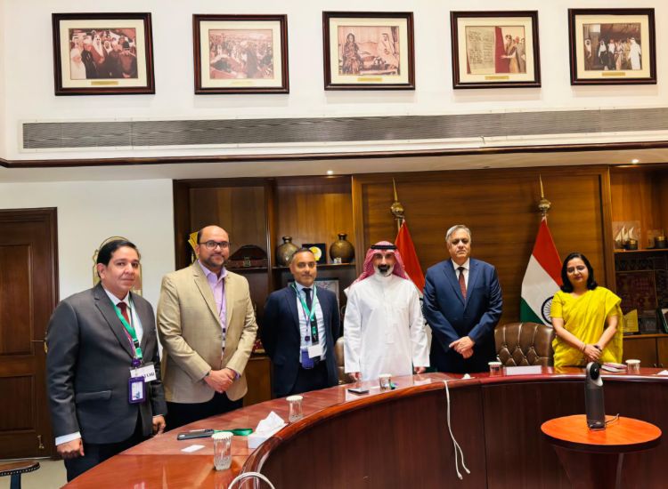 سفير الدولة لدى السعودية سهيل خان يجتمع مع الإدارة العليا لبنك إس تي سي 