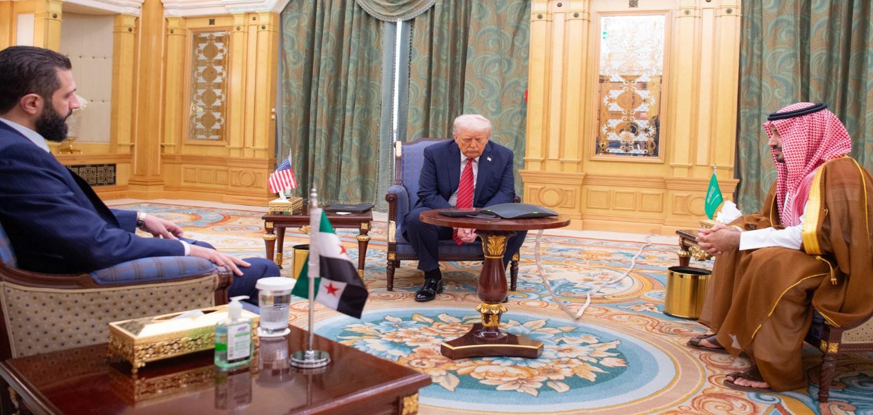 الرئيس الأمريكي ترامب يوقّع أمرًا تنفيذيًا برفع العقوبات الأمريكية عن سوريا