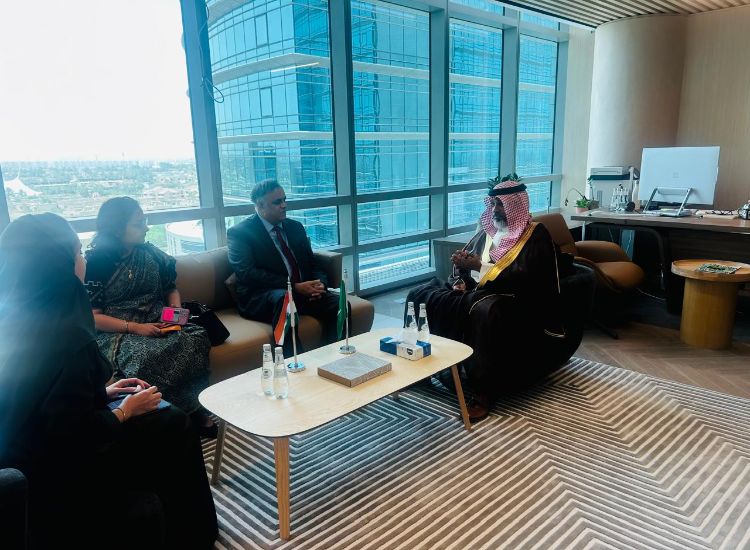 سفير الهند لدى السعودية يجتمع مع وكيل وزارة الاقتصاد والتخطيط السعودية
