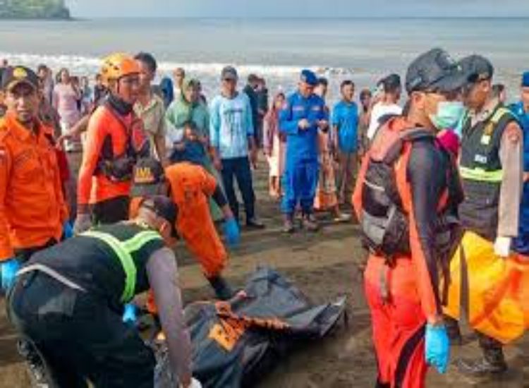 أربعة قتلى و38 مفقودًا في حادث غرق عبّارة في إندونيسيا