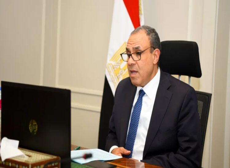 وزير الخارجية المصري يُجري اتصالات هاتفية بنظرائه الإيراني والعُماني والفرنسي ومسؤولَين دوليَين
