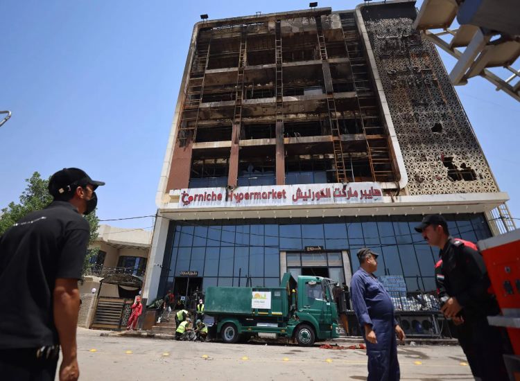 مصرع 69 شخصًا على الأقل في حريق بمركز تجاري في العراق