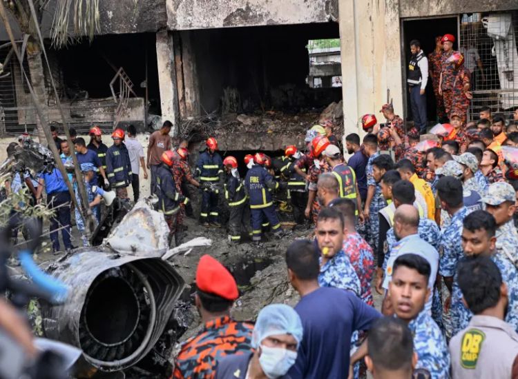 ارتفاع حصيلة ضحايا تحطم طائرة في بنغلاديش إلى 27 قتيلا معظمهم أطفال
