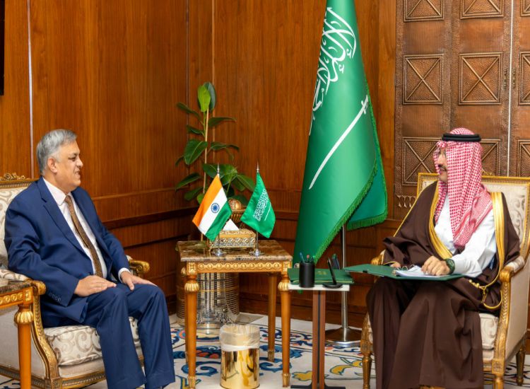 السفير الهندي يلتقي أمير منطقة عسير 