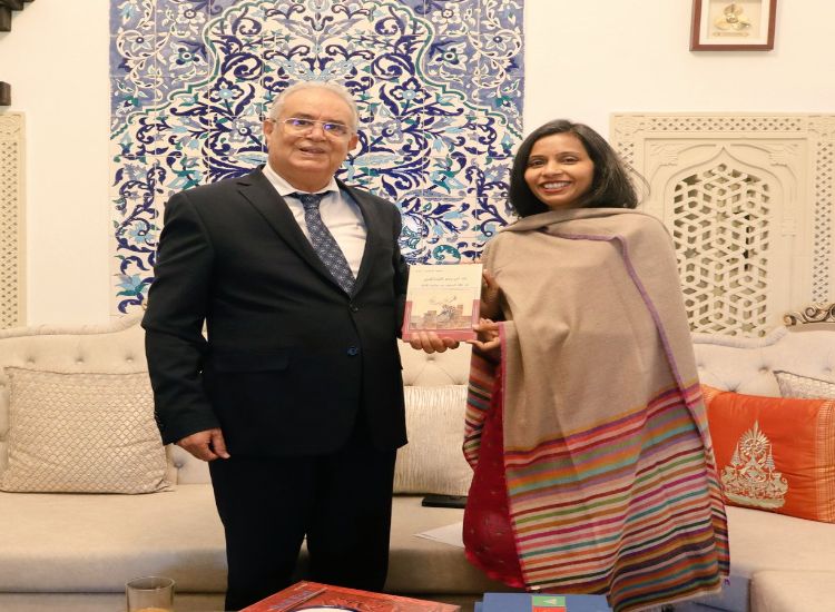  السفيرة ديفياني تلتقي وزير الشؤون الدينية السابق في تونس