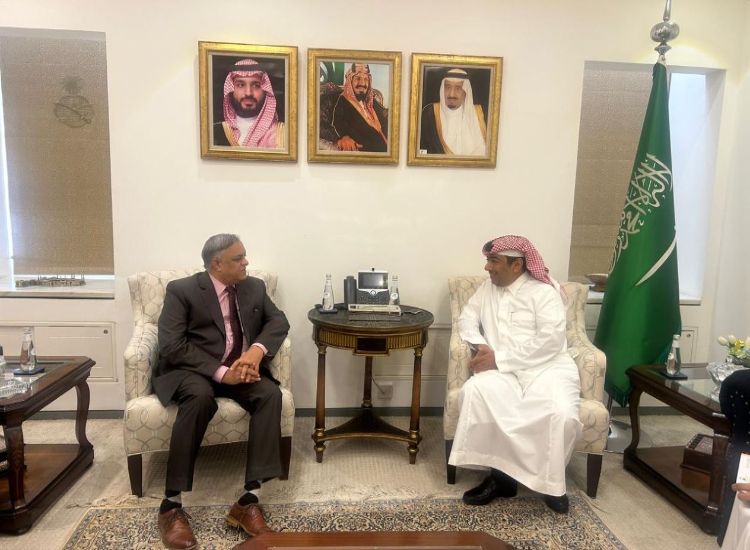 سفير الدولة لدى الرياض يلتقي وكيل وزارة الخارجية لشؤون المراسم