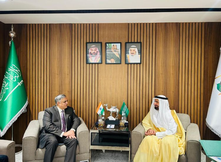السفير سهيل خان يلتقي وزير الحج والعمرة السعودي