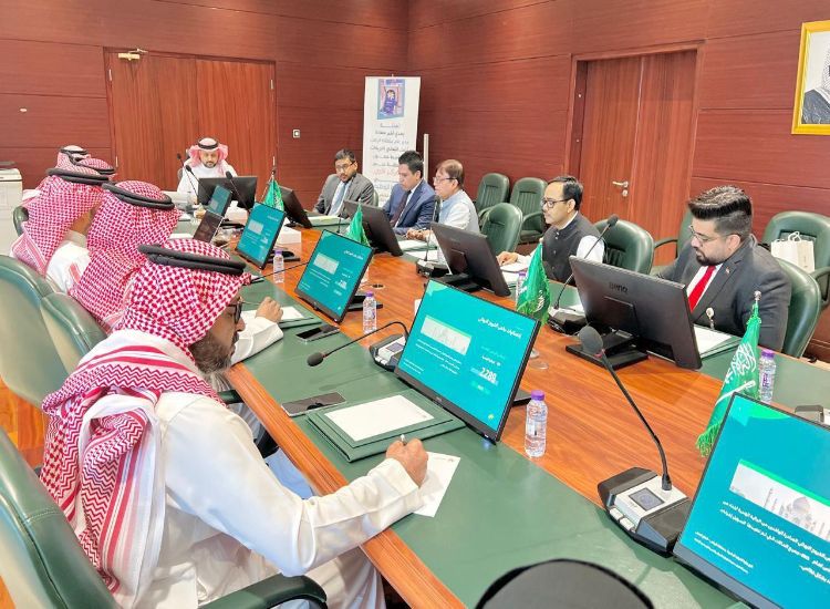 أبو مازن وتركي السليمان يبحثان رفاهية العمال الهنود في السعودية