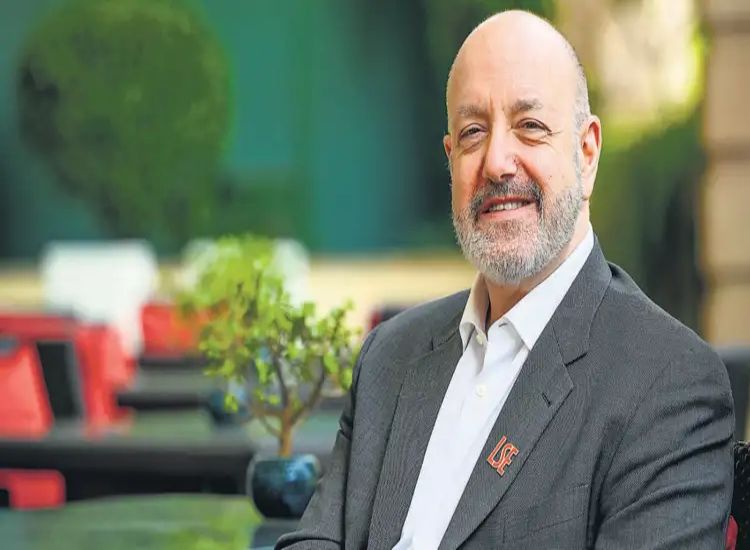 الأستاذ لاري كرامر: الهند تملك فرصًا اقتصادية هائلة وسط التحديات العالمية
