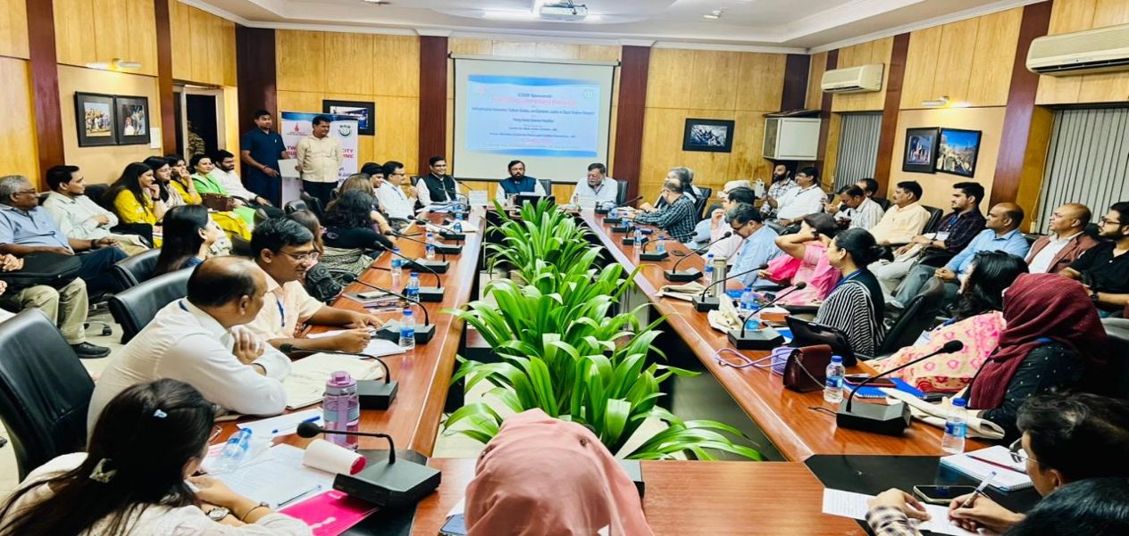 شيخ الجامعة مظهر آصف يدعو الباحثين الشباب إلى إجراء بحوثٍ تُسهم في تنمية المجتمع والإنسانية