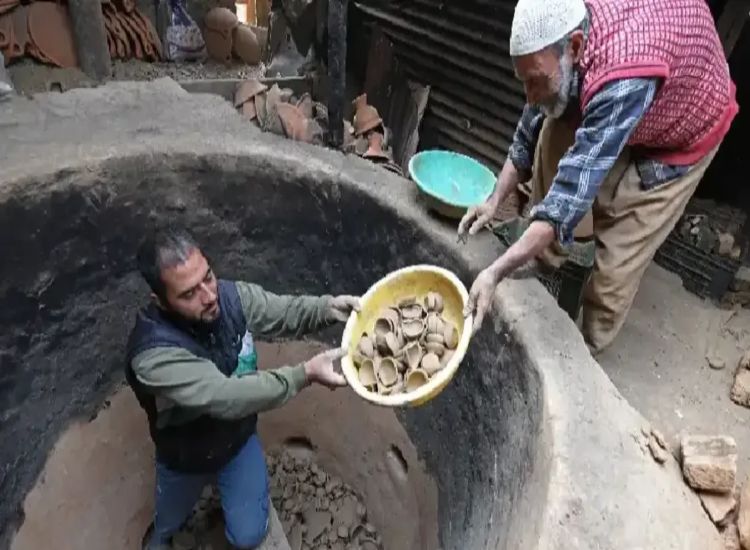 محمد عمر من كشمير يجسّد التعايش الديني بصناعته مصابيح ديوالي