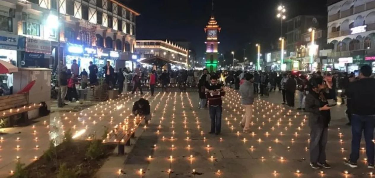 بالصور والفيديو.. الاحتفالات بمهرجان الأضواء في لال تشوك بمدينة سريناغار