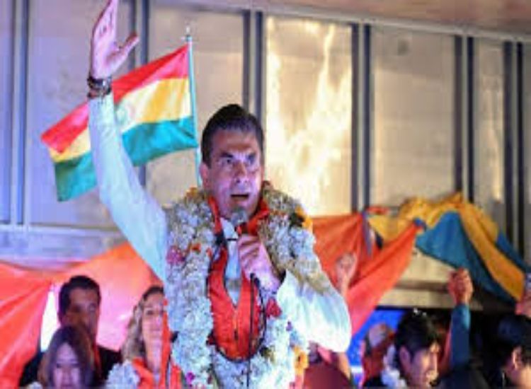 رودريغو باز يفوز برئاسة بوليفيا منهيًا عقدين من الحكم اليساري