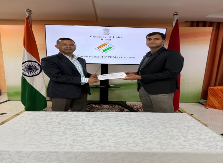 مسؤول في سفارة الهند بالرباط يدلي بصوته عبر البريد في انتخابات بيهار