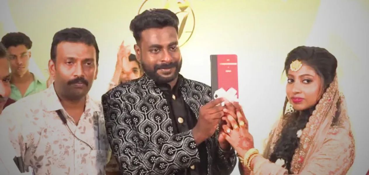 زوجان من كيرالا يحوّلان حفل زفافهما إلى حملة للتوعية بالدستور