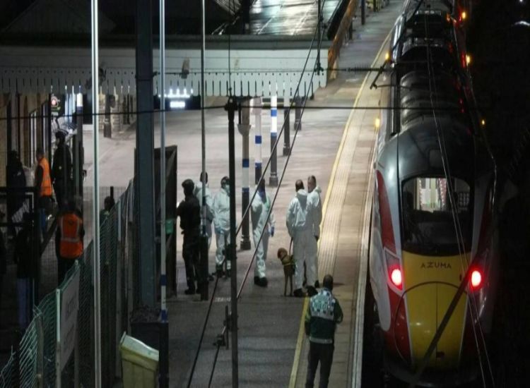 اعتقال رجلين بعد سلسلة حوادث طعن داخل قطار في بريطانيا