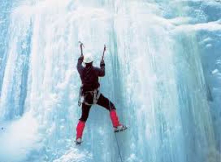 انهيار جليدي يسفر عن مصرع سبعة متسلقين في نيبال