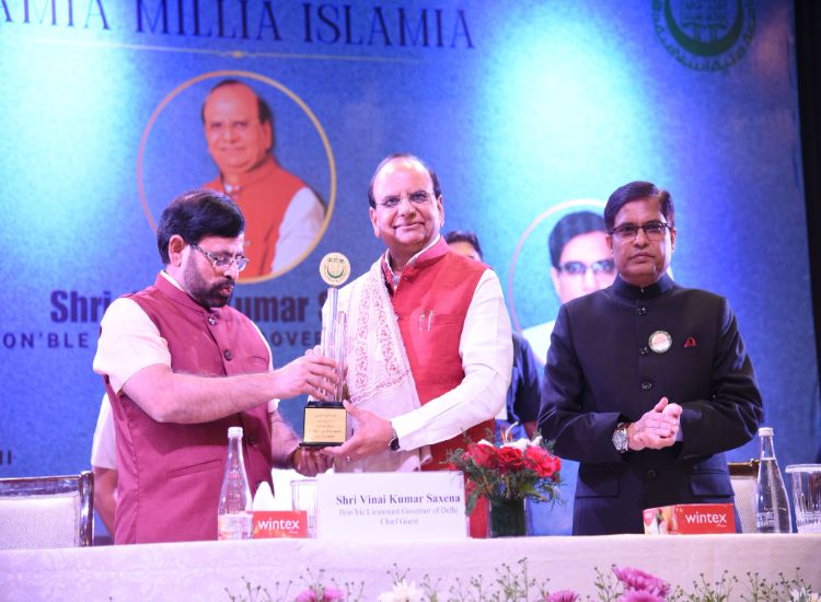 الجامعة تختتم احتفالات الذكرى الـ105 لتأسيسها بحفل مهيب بحضور حاكم دلهي فيناي ساكسينا