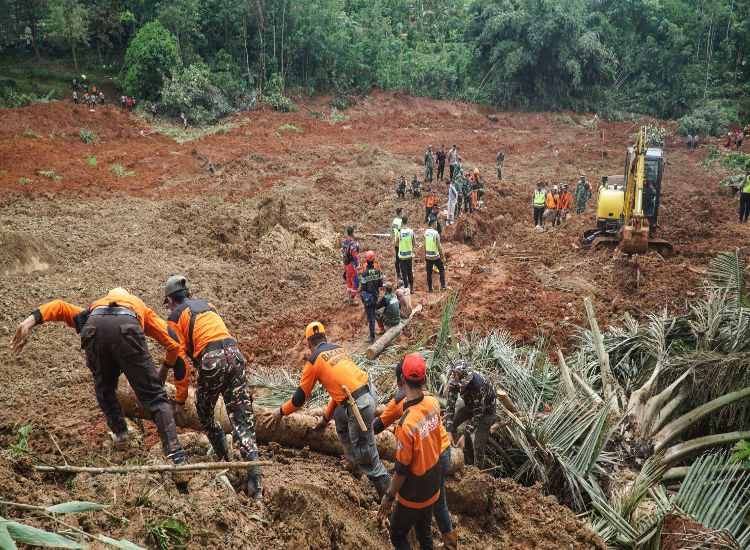 مقتل شخصين وفقدان 21 آخرين إثر انزلاق تربة في إندونيسيا